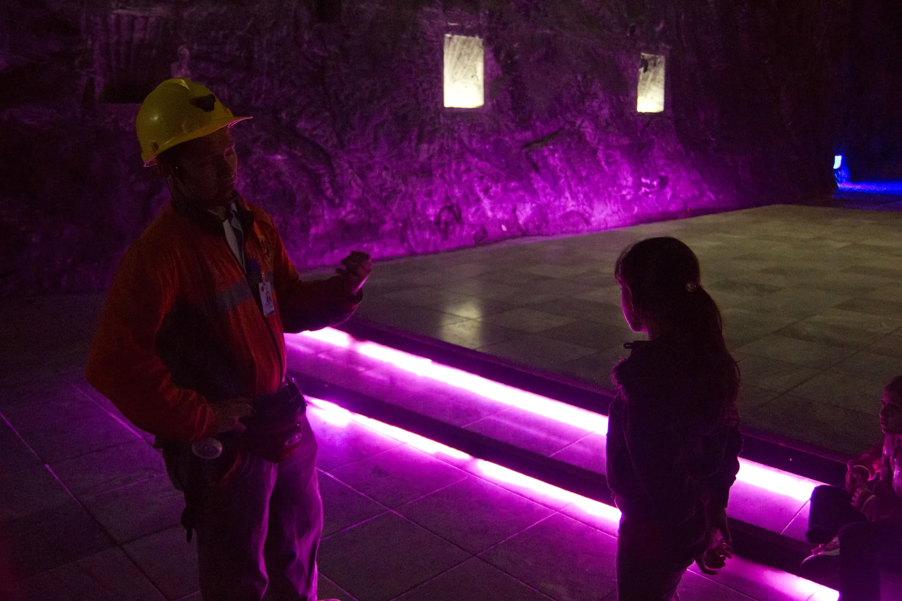 A cruz esculpida na rocha de sal