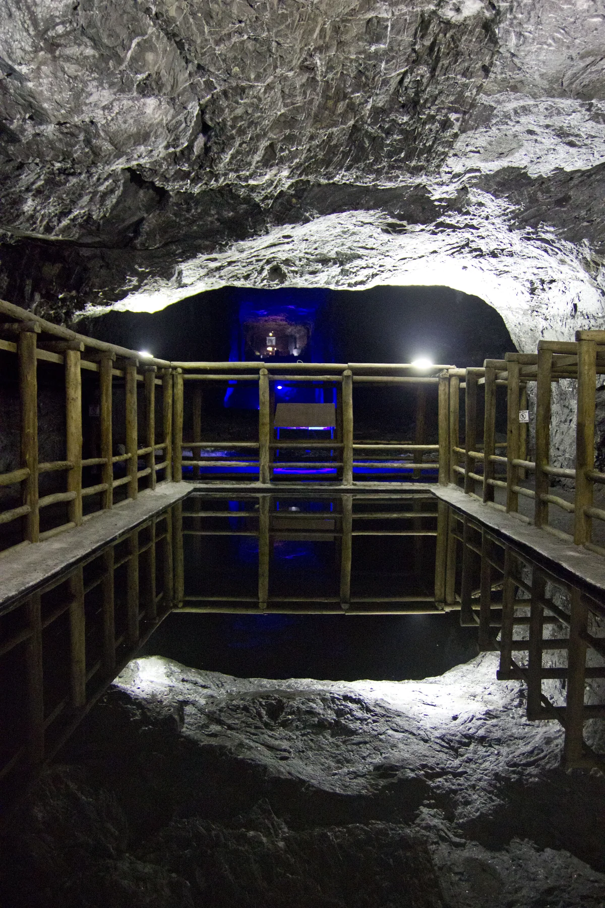 Interior da Catedral de Sal de Zipaquirá iluminado em azul profundo