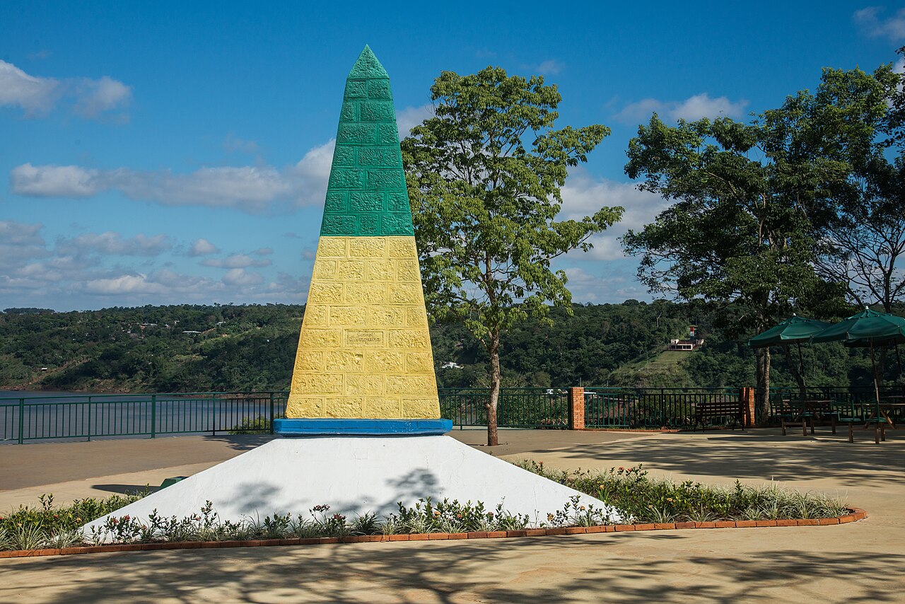 Beleuchteter Obelisk