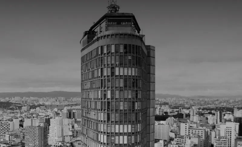 O Edifício Itália em preto e branco, com a cidade ao redor