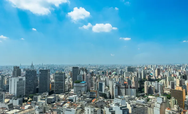 Vista diurna do centro de São Paulo, do alto, com céu azul