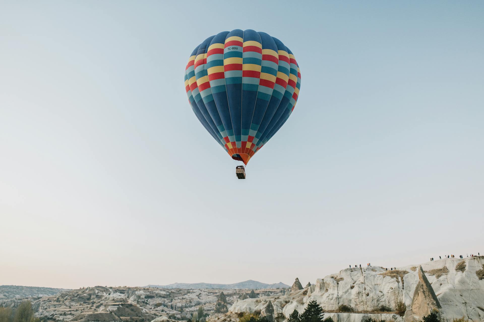 Balão sobre paisagem