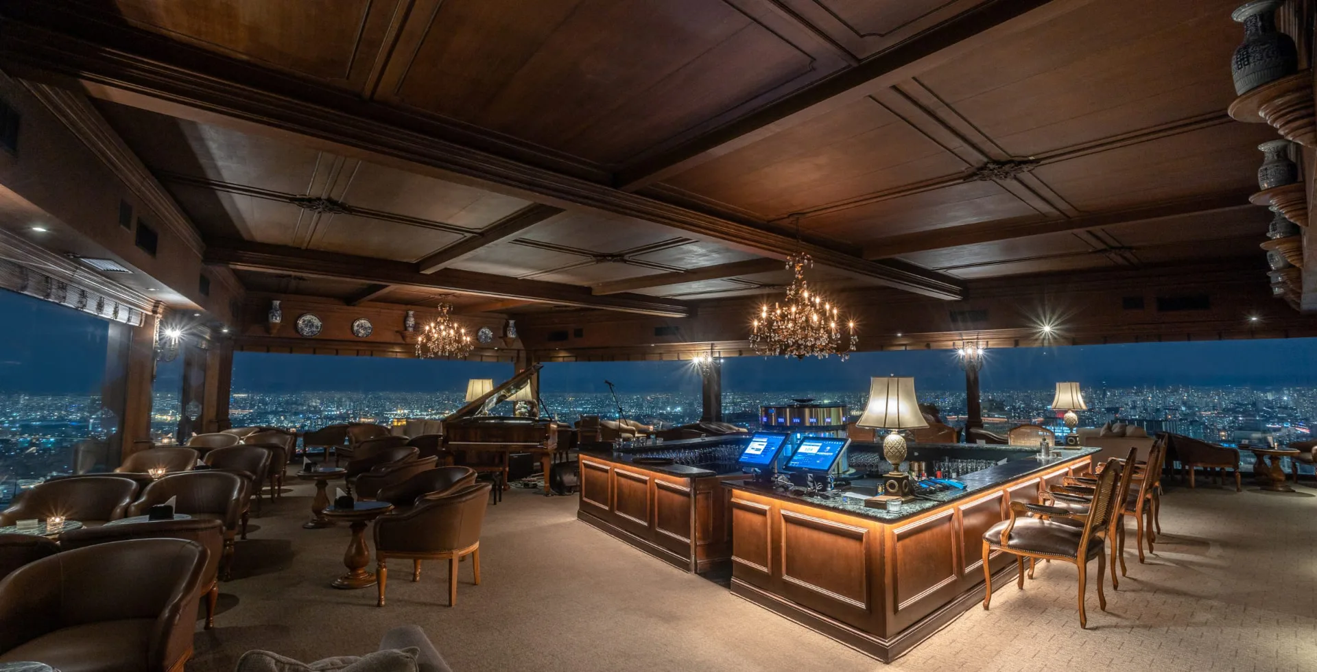 Bar des Terraço Itália mit Kronleuchtern und nächtlichem Blick auf die Stadt