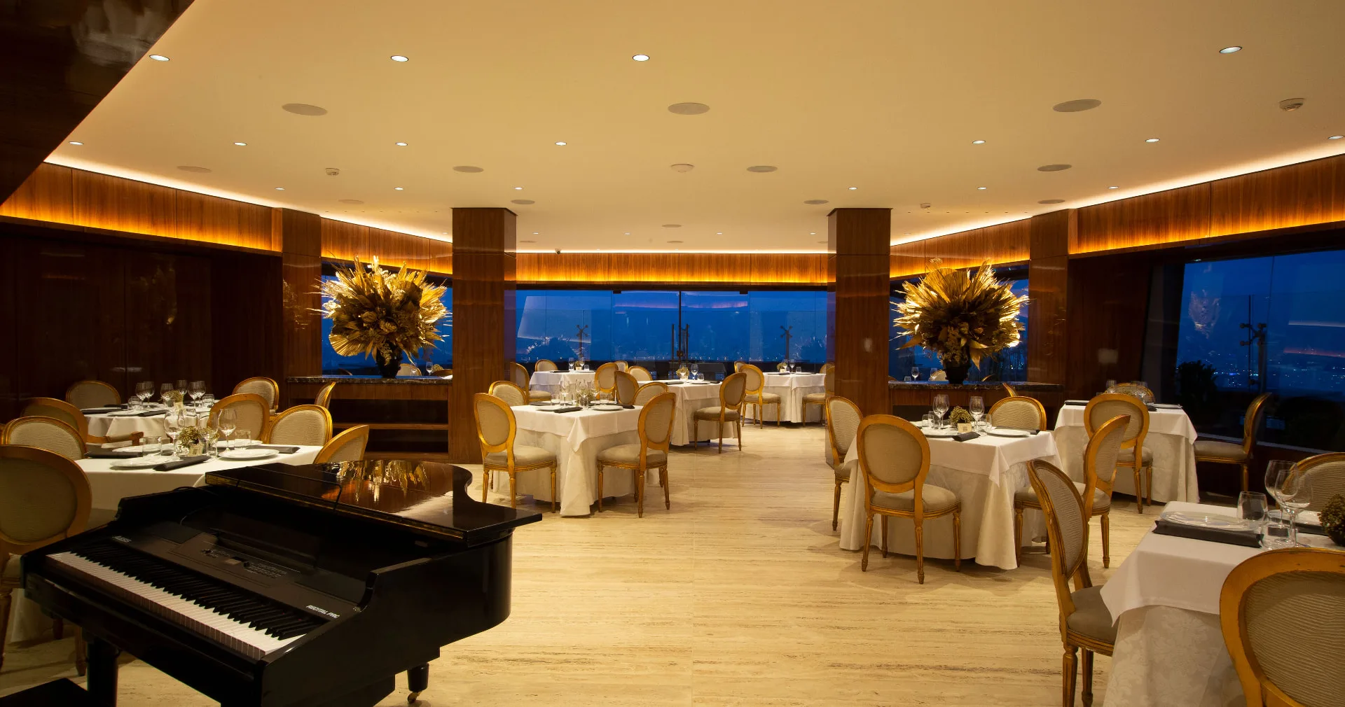 Ambiente des Terraço Itália mit Klavier und Tischen der Spitzengastronomie