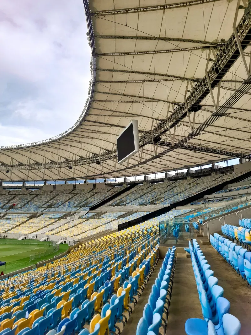 Butacas azules y amarillas bajo la cubierta del Maracaná, junto al campo