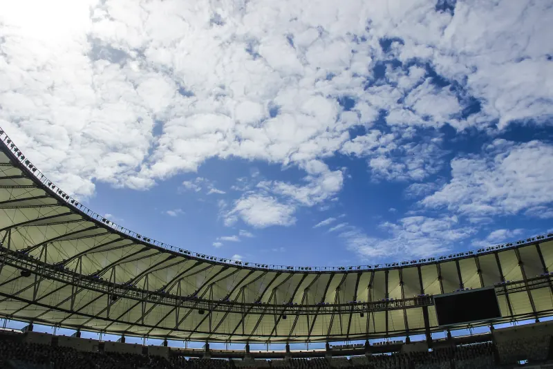 El anillo de la cubierta del Maracaná bajo el cielo azul