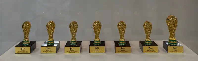 Réplicas de copas expuestas en el acervo del estadio, una por cada partido de 2014 en el Maracaná