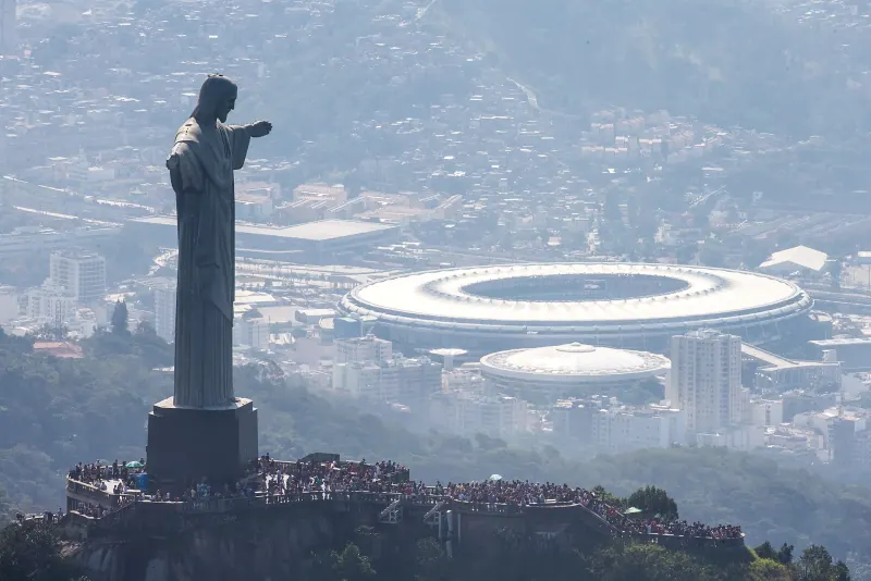 El Cristo Redentor en lo alto del Corcovado y, al fondo, el Maracaná