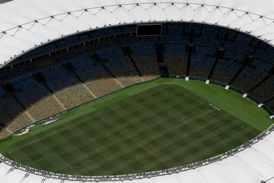 O gramado e as arquibancadas do Maracanã vistos do alto