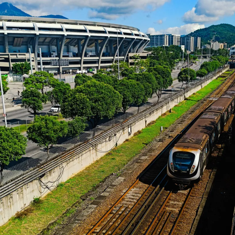 Un tren en las vías junto al Estadio del Maracaná, con los cerros al fondo