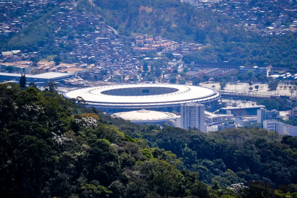 O Maracanã visto do alto do Corcovado, entre a mata e a cidade